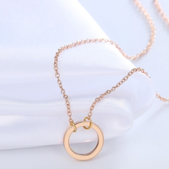 🍀 3/$25!! Simple Circle Gold Necklace - Picture 2 of 4